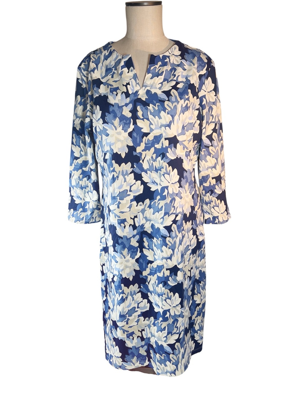 J. McLaughlin Catalina Cloth Split‎ Neck Midi Length Shift Dress in Blue Floral